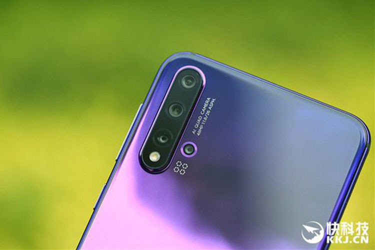 Bên cạnh đó, mặt lưng gradient 3D của Nova 5 Pro cũng rất thu hút sự chú ý, tăng tính thẩm mỹ cho thiết bị. Nova 5 Pro có nút nguồn và nút chính âm lượng ở nửa trên cạnh phải, khay SIM được chuyển lên cạnh trên.