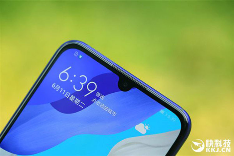 Nhờ thiết kế giọt nước, viền phía trên màn hình của Huawei Nova 5 Pro rất mỏng. Viền hai bên và phần cằm cũng được giảm kích thước xuống mức tối thiểu. Màn hình của máy hỗ trợ tính năng làm mờ DC, gam màu DCI-P3 và đạt chứng nhận bảo vệ mắt của TÜV Rheinland.