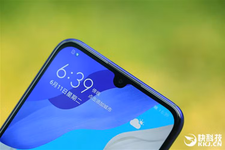 Nhờ thiết kế giọt nước, viền phía trên màn hình của Huawei Nova 5 Pro rất mỏng. Viền hai bên và phần cằm cũng được giảm kích thước xuống mức tối thiểu. Màn hình của máy hỗ trợ tính năng làm mờ DC, gam màu DCI-P3 và đạt chứng nhận bảo vệ mắt của TÜV Rheinland.