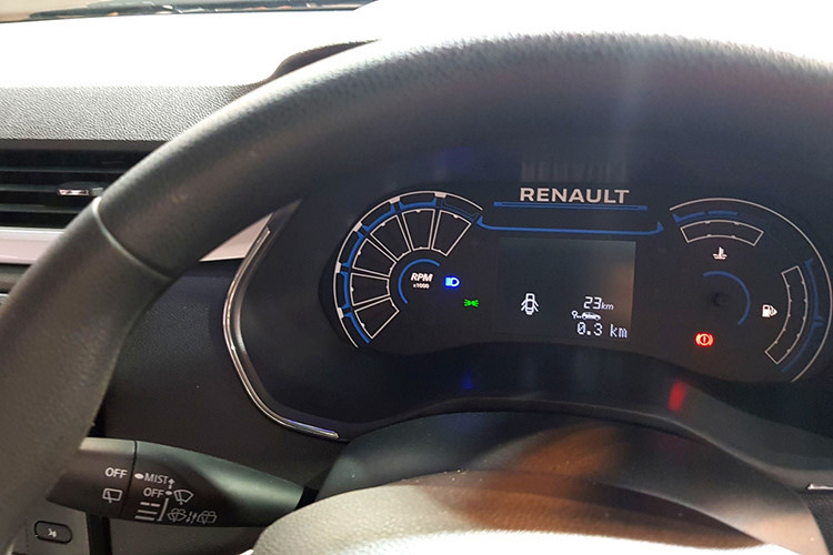 Thiết kế phía sau của Renault Triber 2019 là hàng ghế thứ hai có thể trượt để hành khách ra/vào dễ dàng hơn. Trong khi đó, hàng ghế thứ ba có thể tháo ra khỏi xe để tăng thể tích khoang hành lý. Nếu muốn, khách hàng có thể mua Renault Triber với cấu hình nội thất 6 chỗ.