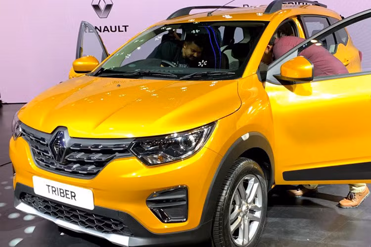 Theo hãng Renault, Triber 2019 nhắm đến đối tượng khách hàng trẻ tuổi, những người muốn sở hữu một chiếc MPV có thiết kế hiện đại, nội thất rộng rãi và giá bán hợp túi tiền. Đồng thời, Triber 2019 còn là mẫu MPV thứ hai của thương hiệu Renault tại thị trường Ấn Độ, sau đàn anh Lodgy bán khá chậm.