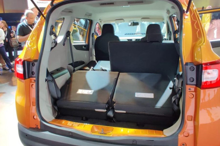 Để đảm bảo an toàn cho người dùng mẫu xe này, Renault đã trang bị cho Triber tới 4 túi khí (2 trước, 2 bên), cảm biến đỗ xe phía sau, cảnh báo giới hạn tốc độ, dây đai an toàn 3 điểm cho 3 hàng ghế và camera lùi...