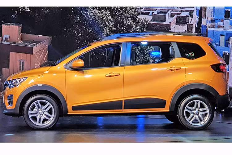 Cụ thể, giá xe Renault Triber 2019 sẽ dao động từ 440.000 - 580.000 Rupee (khoảng 149 - 196 triệu đồng) tại thị trường Ấn Độ. Nếu muốn lắp thêm hàng ghế thứ ba cho mẫu MPV giá rẻ này, khách hàng Ấn Độ chỉ cần chi số tiền 3.000 Rupee (1 triệu đồng). Đây là điều mà chưa mẫu MPV nào ở thị trường Ấn Độ có được.