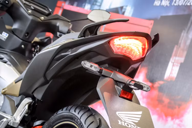 Yên xe của Honda Winner X hoàn toàn mới được thiết kế phẳng hơn và tinh chỉnh để đem lại cảm giác thoải mái êm ái hơn cho cả người lái lẫn người ngồi sau. Các trang bị bao gồm: đèn hậu và xi nhan dạng LED, gác chân bằng nhôm sang trọng có thể gập lại; tay dắt sau thiết kế tách rời; đĩa phanh hình lượn sóng tái thiết kế khoẻ khoắn hơn...