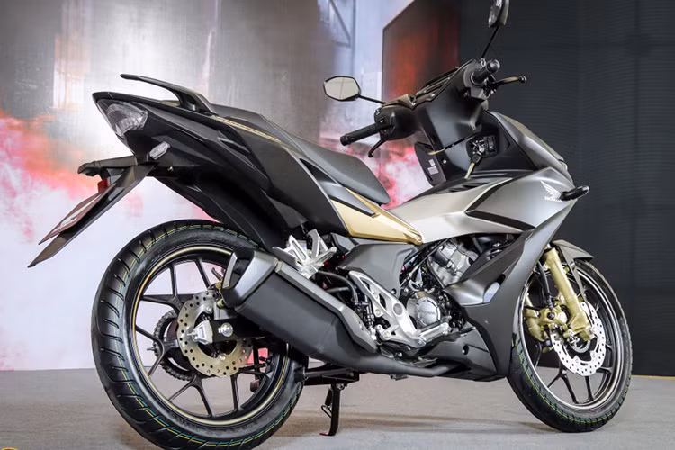 Honda Winner X hoàn toàn mới sẽ chính thức được bán ra thị trường Việt Nam từ ngày 16/7/2019 thông qua các cửa hàng Bán xe và Dịch vụ do Honda Ủy nhiệm (HEAD) trên toàn quốc với thời gian bảo hành 3 năm hoặc 30.000 km tùy theo điều kiện nào đến trước.