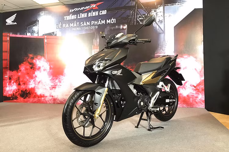 Theo thông báo từ HVN, giá xe Honda Winner X mới sẽ được phân phối 3 phiên bản gồm: bản thể thao ABS, Camo ABS, bản đen mờ ABS và dao động từ 45,9 đến 49,5 triệu đồng. Như vậy, so với thế hệ cũ, giá bán các phiên bản Winner X mới cao hơn từ 400 ngàn đồng đến 3 triệu đồng. Đây sẽ là đối thủ đáng gờm của Yamaha Exciter.
