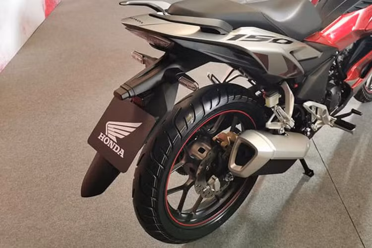 Honda Winner X có chiều dài 2.019mm, rộng 727mm, cao 1.088mm, chiều dài cơ sở 1.278mm, độ cao yên ở mức 795mm, khoảng sáng gầm xe 150mm và nặng 124kg. Xe sử dụng phuộc trước Ống lồng, giảm chấn thủy lực và phuộc sau Lò xo trụ đơn. Kích thước lốp của xe không thay đổi so với phiên bản tiền nhiệm.