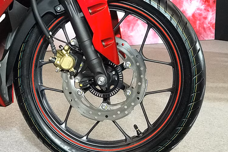 Honda Winner X mới cũng là mẫu xe đầu tiên ở phân khúc xe côn tay thể thao cỡ nhỏ tại Việt Nam sử dụng hệ thống chống bó cứng phanh ABS cho bánh trước – tạo sự cạnh tranh rõ nét với đối thủ Yamaha Exciter. Trên mẫu xe mới hày, Honda Việt Nam cũng đã trang bị cho xe công tắc mở yên tích hợp với ổ khóa.