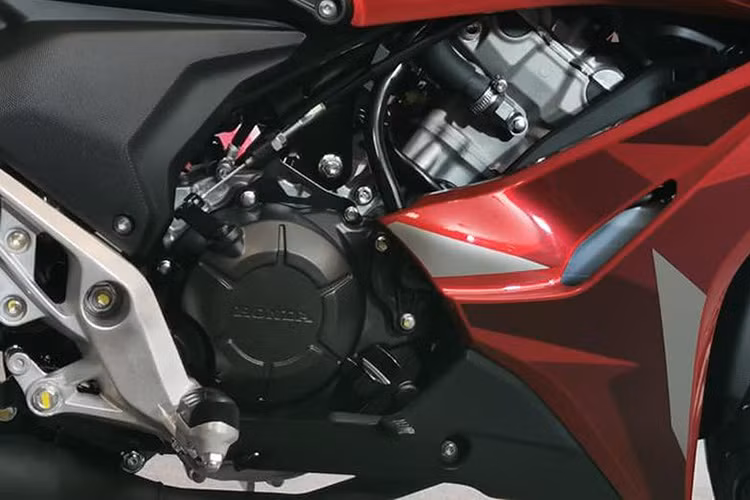 Về hệ truyền động, Honda Winner X 2019 mới không thay đổi. Nó sẽ vẫn được trang bị khối động cơ PGM-Fi 150cc 4 kỳ xi lanh đơn sản sinh công suất tối đa 11.5kW tại 9.000 vòng/phút, mô-men xoắn cực đại 13.5Nm tại 6.500 vòng/phút. Kết hợp hộp số 6 cấp.