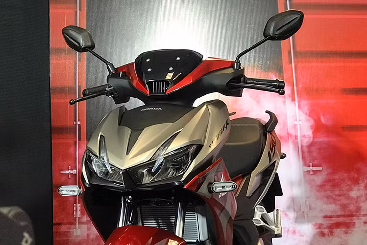 Xe sở hữu hình khối mang tính khí động học cao với những đường nét thiết kế được bố trí theo phong cách của một cỗ máy siêu xe thể thao. Người sử dụng có thể dễ dàng nhận thấy sự khác biệt hoàn toàn ở phiên bản này ở đường vát đầu xe sắc nhọn, nối liền là thân xe bề thế với phần yếm trải rộng cùng đuôi xe được vuốt cao gọn gàng, tạo cảm giác khỏe khoắn và mạnh mẽ.