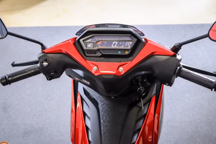 Mặt đồng hồ LCD dạng âm bản nhỏ gọn được tạo hình khối theo phong cách thể thao hiện đại, giúp hiển thị các thông số rõ nét, đặc biệt đem lại cho người dùng tầm nhìn xuất sắc trong mọi điều kiện ánh sáng. Các nút bấm điều khiển và hệ thống khoá chìa dạng từ của xe không thay đổi.