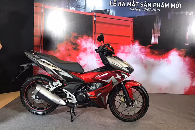 Thiết kế mới của Honda Winner X thể hiện rõ nét nhất ở ngoại hình được trau chuốt tỉ mỉ tới từng chi tiết, nó dựa trên nền tảng của những mẫu siêu xe thể thao nhằm thể hiện chất nam tính khỏe khoắn đầy cuốn hút đặc trưng của phân khúc này. Theo đại diện Honda Việt Nam cho hay, Winner X mới được điều chỉnh để tạo nên sự linh hoạt khi cầm lái và dẫn dắt khách hàng đến với những đỉnh cao của cảm xúc.