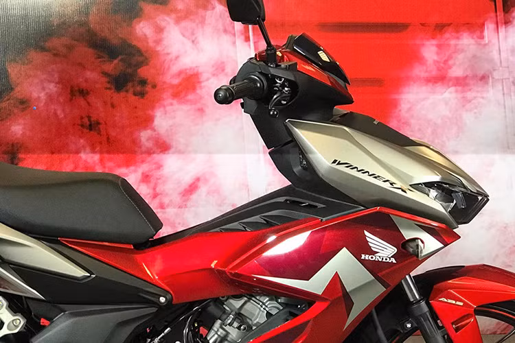 Bên cạnh đó, thiết kế với chi tiết tem xe đồ họa táo bạo cũng là yếu tố bật lên được chất xe thể thao của phiên bản mới lần này. Phần đầu xe được nhấn mạnh ở cụm đèn pha và xi nhan LED, thiết kế sắc nét với ánh sáng xanh đặc trưng cũng được trang bị. Công nghệ LED đặc trưng tạo được sự nhận dạng độc nhất vô nhị, đem đến hứng khởi cho người sử dụng.