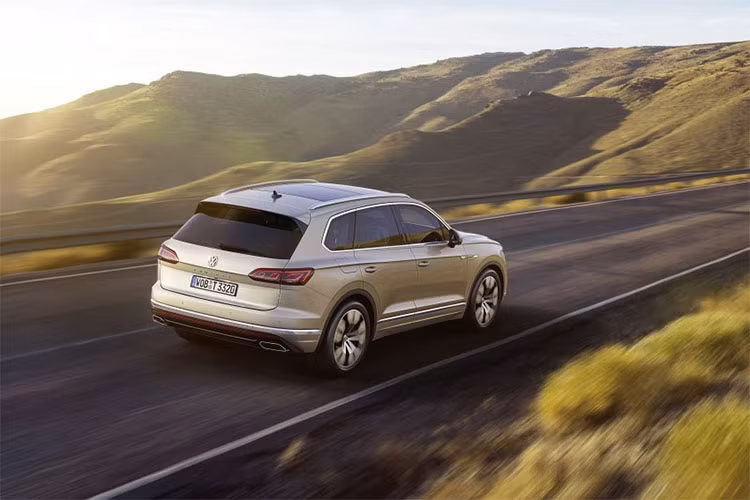 Tại thị trường châu Âu, Volkswagen cung cấp cho Touareg 2019 tùy chọn động cơ xăng, dầu và plug-in-hybrid. Ở phiên bản máy xăng, Touareg 2019 sử dụng động cơ 3.0L V6 công suất 335 mã lực, mô-men xoắn 450 Nm và 4.0L V8 công suất 417 mã lực, mô-men xoắn cực đại 900 Nm.