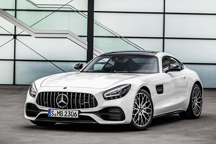 Phiên bản nâng cấp mới của dòng siêu xe Mercedes-AMG GT được cập nhật thêm ống xả mới, cải tiến kiểu dáng bên ngoài, thêm đèn pha LED mới, và một số hỗ trợ đỗ xe như: camera phía trước và phía sau với cảm biến đỗ xe và hệ thống trợ lý đỗ xe,...