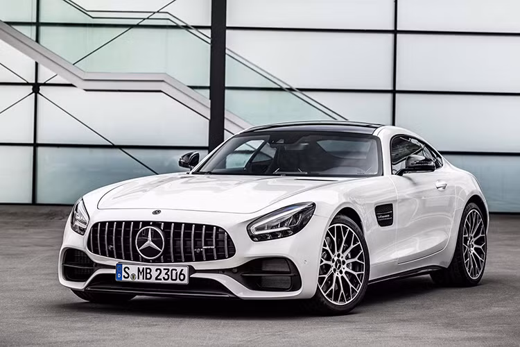 Phiên bản nâng cấp mới của dòng siêu xe Mercedes-AMG GT được cập nhật thêm ống xả mới, cải tiến kiểu dáng bên ngoài, thêm đèn pha LED mới, và một số hỗ trợ đỗ xe như: camera phía trước và phía sau với cảm biến đỗ xe và hệ thống trợ lý đỗ xe,...
