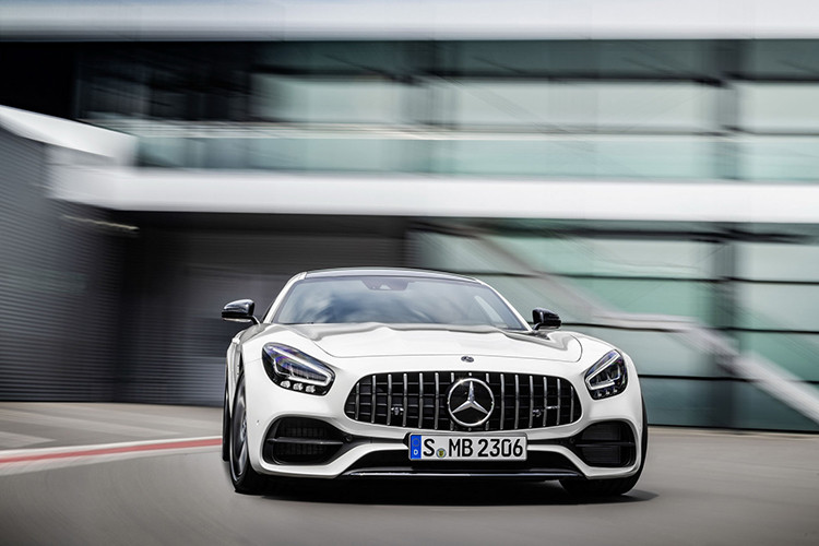 Mercedes-AMG cung cấp một số trang bị tùy chọn (options) trên GT S Coupe và GT S Roadster bao gồm bộ khóa vi sai chống trượt điều khiển điện tử ở cầu sau, mâm hợp kim 10 chấu kích thước 19 inch / 20 inch và hệ thống treo thể thao AMG Ride Control với hệ thống giảm xóc có thể điều chỉnh.