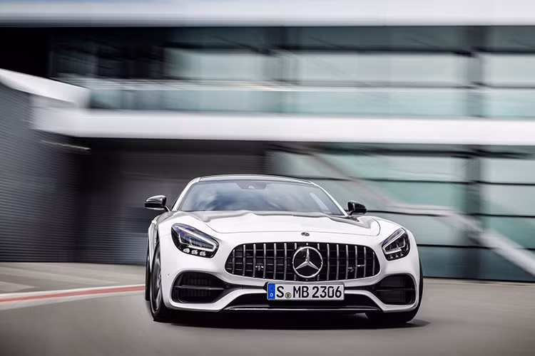 Mercedes-AMG cung cấp một số trang bị tùy chọn (options) trên GT S Coupe và GT S Roadster bao gồm bộ khóa vi sai chống trượt điều khiển điện tử ở cầu sau, mâm hợp kim 10 chấu kích thước 19 inch / 20 inch và hệ thống treo thể thao AMG Ride Control với hệ thống giảm xóc có thể điều chỉnh.