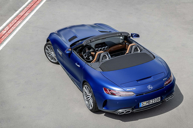 Trong khi đó, phiên bản mui trần GT S Roadster và GT C Roadster có giá khởi điểm từ 168.567 USD và 188.467 USD. Theo dự kiến, lô xe đầu tiên của Mercedes-AMG GT 2020 dự kiến sẽ được Mercedes-AMG giao hàng bắt đầu từ tháng 5 năm nay.