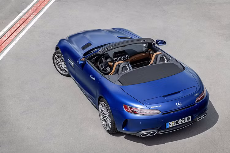 Trong khi đó, phiên bản mui trần GT S Roadster và GT C Roadster có giá khởi điểm từ 168.567 USD và 188.467 USD. Theo dự kiến, lô xe đầu tiên của Mercedes-AMG GT 2020 dự kiến sẽ được Mercedes-AMG giao hàng bắt đầu từ tháng 5 năm nay.