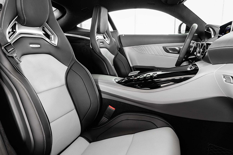 Tất cả phiên bản coupe và mui trần của dòng Mercedes-AMG GT 2020 mới đều sử dụng động cơ xăng V8 4.0L tăng áp kép biturbo đặt trước, ở phiên bản tiêu chuẩn cho công suất 470 mã lực + 630Nm.