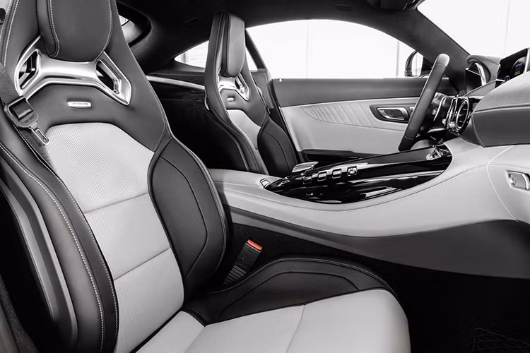 Tất cả phiên bản coupe và mui trần của dòng Mercedes-AMG GT 2020 mới đều sử dụng động cơ xăng V8 4.0L tăng áp kép biturbo đặt trước, ở phiên bản tiêu chuẩn cho công suất 470 mã lực + 630Nm.