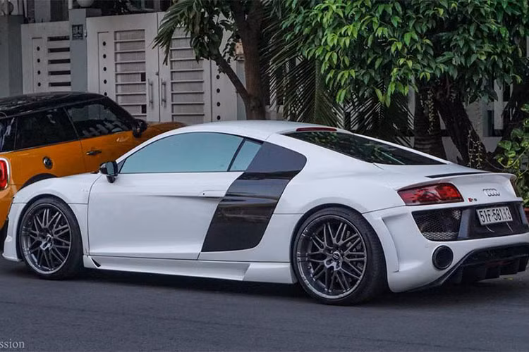 Trước đó, siêu xe này từng bị bắt gặp xuất hiện trong dàn xe "khủng" tham gia rước dâu tại Hải Dương cùng với Bentley Continental GT độ body kit hơn 300 triệu Đồng, Chevrolet Camaro độ cửa cắt kéo hay dàn SUV hạng sang Lexus LX570 và Range Rover.