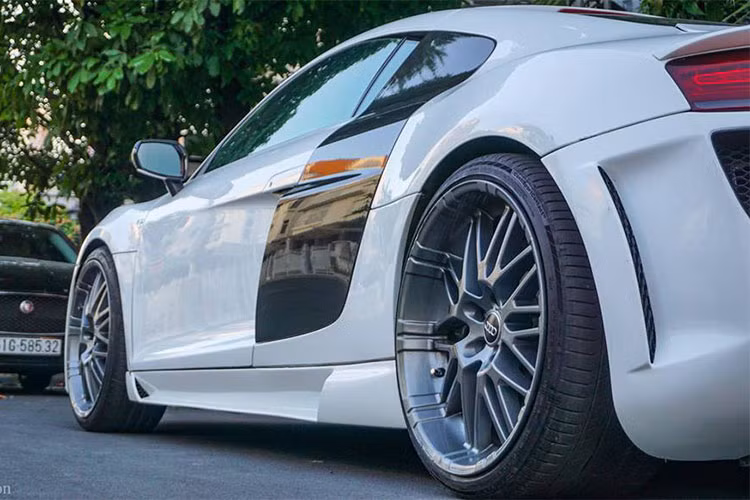 Hiện siêu xe Audi R8 với gói độ hơn 1,5 tỷ đồng đang cư trú tại một biệt thự ở khu đô thị cao cấp Phú Mỹ Hưng, quận 7 gần nhà Cường Đô la.