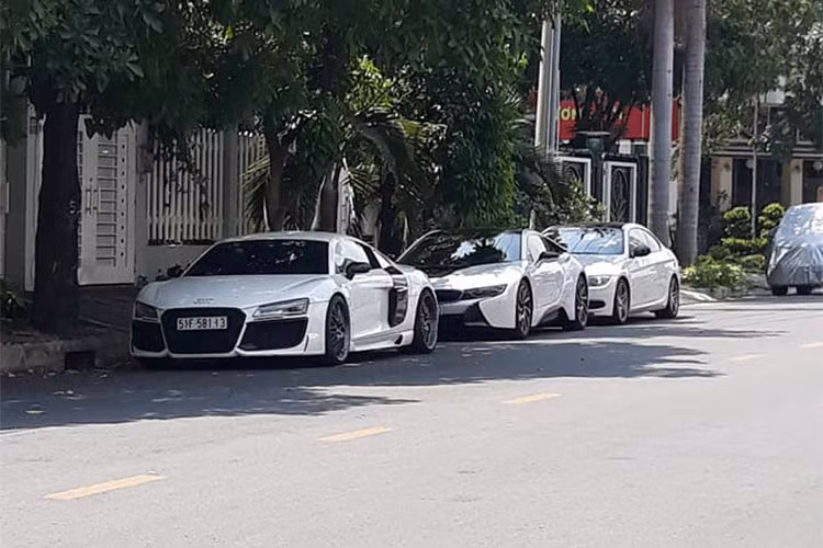 Xuất hiện cạnh chiếc Audi R8 độ bodykit khủng này, còn sở hữu một 2 chiếc xe thể thao BMW cũng mang ngoại thất màu trắng. Đáng chú ý, 1 trong số đó là siêu xe BMW i8, mẫu xe từng "gây bão" trong giới nhập xe tại thị trường Việt Nam từ năm 2015 đến 2016.