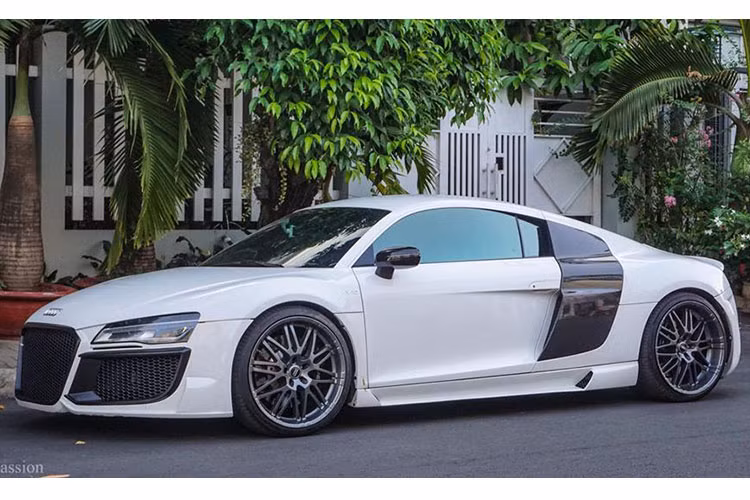 Kết hợp cùng hộp số 7 cấp, động cơ cho phép siêu xe Audi R8 tăng tốc từ vị trí xuất phát lên 100 km/h chỉ trong vòng 4,6 giây trước khi đạt vận tốc tối đa 301 km/h. Phiên bản V10 mới nhất của dòng xe này được phân phối chính hãng Audi Việt Nam có giá khoảng hơn 10 tỷ đồng.