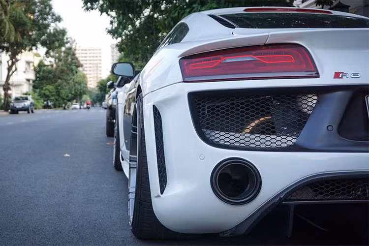 Siêu xe Audi R8 này không được độ lại động cơ, nguyên bản, "trái tim" của siêu xe này sử dụng động cơ V8, dung tích 4,2 lít, sản sinh công suất tối đa 420 mã lực tại vòng tua máy 7.800 vòng/phút và mô-men xoắn cực đại 430 Nm tại vòng tua 4.500-6.000 vòng/phút.