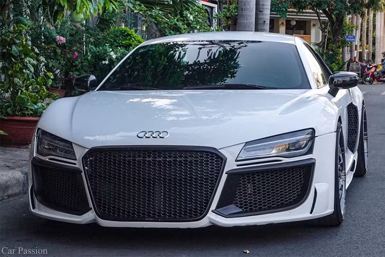 Chiếc siêu xe Audi R8 với gói độ bodykit của hãng Regula trị giá hơn 1,5 tỷ đồng vừa quay trở lại Sài Gòn sau vài tháng xuất hiện ở Hà Nội và Hải Phòng. Được biết, chủ nhân mới của siêu xe này từng sở hữu các mẫu xe độ như BMW M6, Porsche 911 VGT của Vorsteiner.