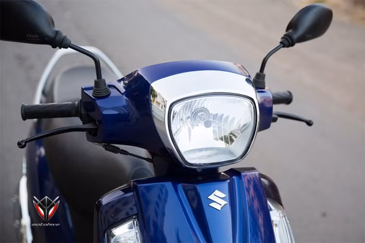 Phần đầu xe có thiết kế đơn giản và vuông vắn, thể hiện rất rõ với đèn pha to, mặt na trước thiết kế trơn, đèn xi nhan và đèn định vị có thiết kế dọc đơn giản. Đèn hậu được thiết kế thành cụm với đèn phanh chính giữa và đèn xinhan bố trí hai bên, phía trên đèn phanh là ốp viền crôm nổi bật.