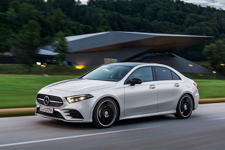 Mẫu Mercedes A-Class sedan 2019 sẽ chính thức có mặt tại các đại lý Mỹ vào cuối năm nay với hàng loạt các công nghệ tối tân tích hợp trên mọi cấu hình. Xe có thể nằm ở vị trí thấp nhất trong đội hình của Mercedes-Benz nhưng chắc chắn không hề mang lại cảm giác "rẻ tiền" (trong phân khúc xe sang) như nhiều người có thể lầm tưởng.