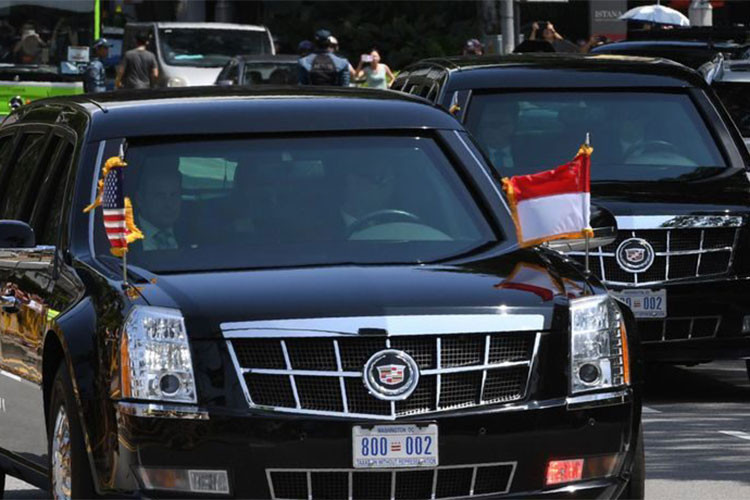 Ở bên trong, Cadillac One có nội thất cực kỳ sang trọng, đặc biệt là kín và an toàn tuyệt đối. Chỉ có các Đặc vụ Mỹ mới biết cách mở các cửa xe. Nó còn được trang bị hệ thống tự vệ gồm súng phóng lựu, đèn pha nhìn đêm quang học, một khẩu pháo hơi cay, bình dưỡng khí và dự trữ 2 pints máu (khoảng 1 lít) cùng nhóm máu với tổng thống.