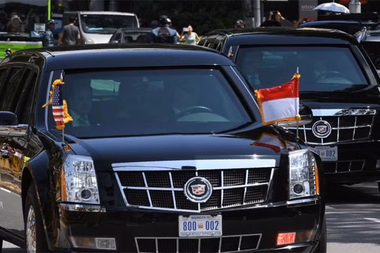 Ở bên trong, Cadillac One có nội thất cực kỳ sang trọng, đặc biệt là kín và an toàn tuyệt đối. Chỉ có các Đặc vụ Mỹ mới biết cách mở các cửa xe. Nó còn được trang bị hệ thống tự vệ gồm súng phóng lựu, đèn pha nhìn đêm quang học, một khẩu pháo hơi cay, bình dưỡng khí và dự trữ 2 pints máu (khoảng 1 lít) cùng nhóm máu với tổng thống.