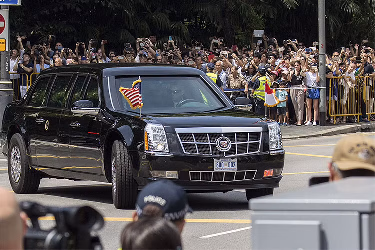 Cadillac One là một trong những mẫu xe chống đạn đắt nhất và tốt nhất thế giới cùng là chiếc xe được Tổng thống Mỹ Donald Trump sử dụng. Cadillac One được trang bị vũ khí gồm súng đại bác, súng ngắn, và các thiết bị cứu sinh cho Tổng thống trong trường hợp khẩn cấp.