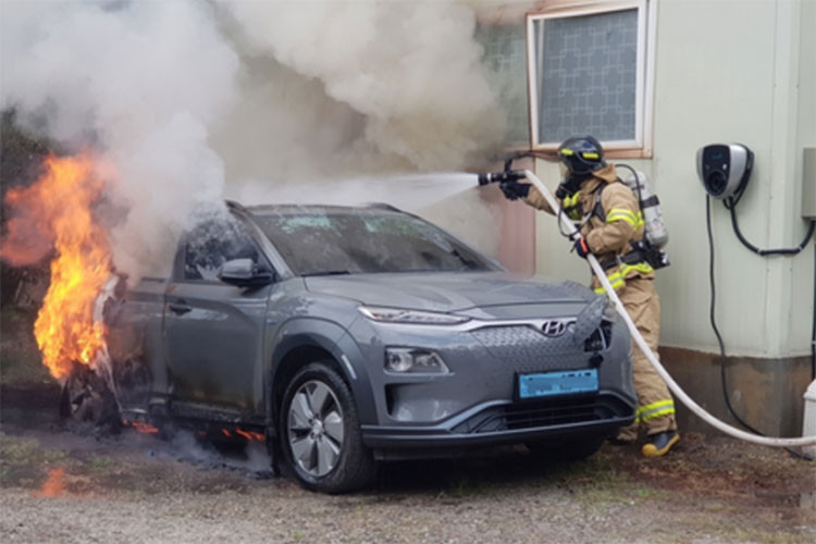 Xe oto dien hay xe chay xang de 