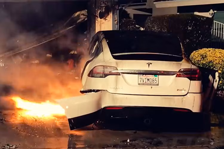 Xe oto dien hay xe chay xang de 