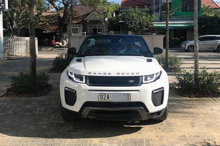 Về thiết kế, dựa trên bản thường - Range Rover Evoque Convertible lược bỏ đi mui kín của chiếc Evoque 3 cửa và thay vào đó là một bộ mui xếp hoàn toàn mới. Ngoài ra, các chi tiết ngoại thất của xe không có nhiều thay đổi so với phiên bản mui cứng từng ra mắt năm 2016 tại Việt Nam.