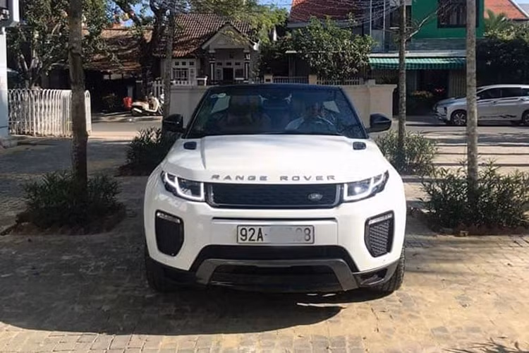 Về thiết kế, dựa trên bản thường - Range Rover Evoque Convertible lược bỏ đi mui kín của chiếc Evoque 3 cửa và thay vào đó là một bộ mui xếp hoàn toàn mới. Ngoài ra, các chi tiết ngoại thất của xe không có nhiều thay đổi so với phiên bản mui cứng từng ra mắt năm 2016 tại Việt Nam.