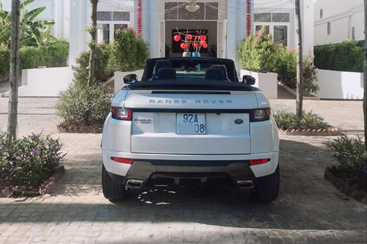 Mui xếp của chiếc xe làm bằng vải bạt, được điều khiển tự động. Người lái có thể đóng/mở mui ngay khi xe đang chạy ở tốc độ tối đa 48km/h. Quá trình mở mui mất 21 giây và đóng mui mất 18 giây. Tuy nhiên do phải gia cường thân xe lại để làm mới một số chi tiết nên trọng lượng của phiên bản này nặng hơn Evoque mui cứng tới 270 kg.