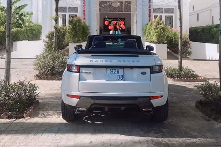 Mui xếp của chiếc xe làm bằng vải bạt, được điều khiển tự động. Người lái có thể đóng/mở mui ngay khi xe đang chạy ở tốc độ tối đa 48km/h. Quá trình mở mui mất 21 giây và đóng mui mất 18 giây. Tuy nhiên do phải gia cường thân xe lại để làm mới một số chi tiết nên trọng lượng của phiên bản này nặng hơn Evoque mui cứng tới 270 kg.