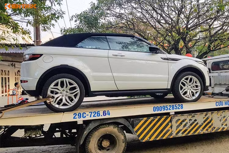Tuy nhiên, mới đây chiếc xe Range Rover Evoque mui trần này đã bất ngờ xuất hiện trên sàn xe cũ chỉ sau hơn 1 năm lăn bánh. Theo chủ nhân của chiếc xe SUV hạng sang này, nó chỉ mới chạy được khoảng 1.5000km và mức giá chào bán khoảng hơn 3 tỷ đồng chưa thương lượng.