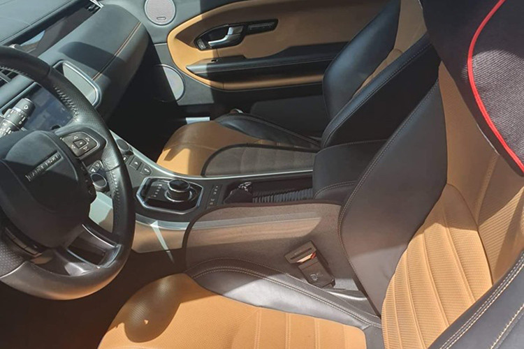 Nội thất của mẫu xe SUV hạng sang này không quá khác biệt với bản tiêu chuẩn của Evoque. Nhưng đáng chú ý nhất là tùy chọn hệ thống thông tin giải trí InControl Touch Pro với màn hình cảm ứng 10,2inch (bản tiêu chuẩn chỉ có màn hình 8inch), đây là mẫu xe đầu tiên của hãng Jaguar Land Rover sở hữu hệ thống này. 