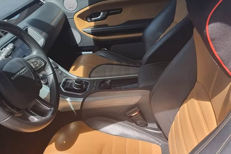 Nội thất của mẫu xe SUV hạng sang này không quá khác biệt với bản tiêu chuẩn của Evoque. Nhưng đáng chú ý nhất là tùy chọn hệ thống thông tin giải trí InControl Touch Pro với màn hình cảm ứng 10,2inch (bản tiêu chuẩn chỉ có màn hình 8inch), đây là mẫu xe đầu tiên của hãng Jaguar Land Rover sở hữu hệ thống này. 