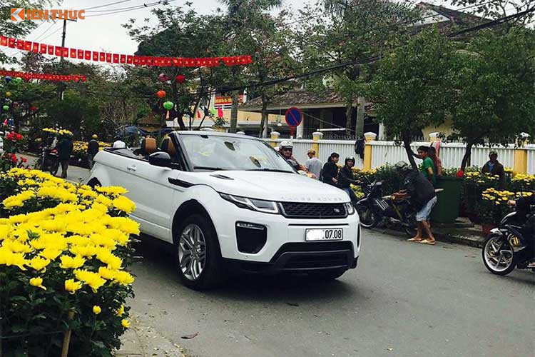 Tại thị trường Anh, giá xe Range Rover Evoque mui trần bán ra từ 45.250 bảng Anh (khoảng 1,35 tỷ đồng). Tuy nhiên khi về đến thị trường ôtô Việt Nam, Range Rover Evoque mui trần mới có giá lên tới 3,486 tỷ đồng. Dự đoán chiếc xe trong bài viết này khi đến tay chủ mới khoảng 3,1 tỷ.