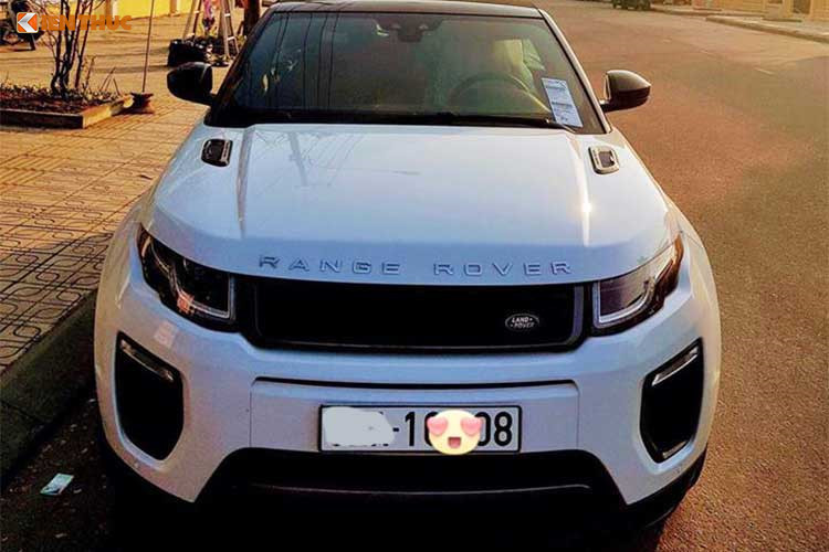 Như bản mui cứng, Evoque Convertible được trang bị động cơ xăng 2.0L, 4 xy-lanh turbocharged cho công suất 240 mã lực và 340 Nm mômen xoắn. Đi kèm với đó là hộp số tự động 9 cấp và tiêu chuẩn hệ dẫn động 4 bánh AWD cho khả năng tăng tốc 0 – 96 km/h trong 7,8 giây trước khi đạt vận tốc tối đa 180 km/h.