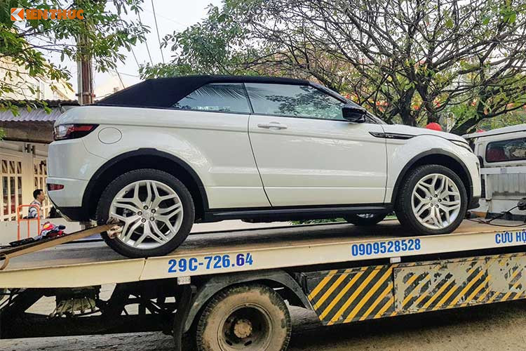 Tuy nhiên, mới đây chiếc xe Range Rover Evoque mui trần này đã bất ngờ xuất hiện trên sàn xe cũ chỉ sau hơn 1 năm lăn bánh. Theo chủ nhân của chiếc xe SUV hạng sang này, nó chỉ mới chạy được khoảng 1.5000km và mức giá chào bán khoảng hơn 3 tỷ đồng chưa thương lượng.