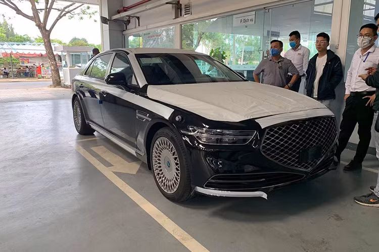 Phần đầu Genesis G90 gây được ấn tượng rất lớn với người dùng. Cụm lưới tản nhiệt đã được mở rộng, nó “tràn” đến gần sát cản trước, cụm đèn pha được bố trí thêm một dải đèn LED kéo dài gần đến phần chắn bùn ở phía trước. Nắp ca-pô được thiết kế dập nổi với các đường gân kéo dài bắt đầu từ dưới cùng của kính chắn gió và kết thúc ở biểu tượng Genesis.